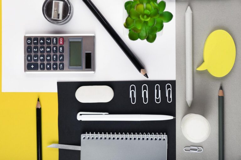 Nowoczesne wyposażenie biurka: Co warto mieć w swoim biurze?